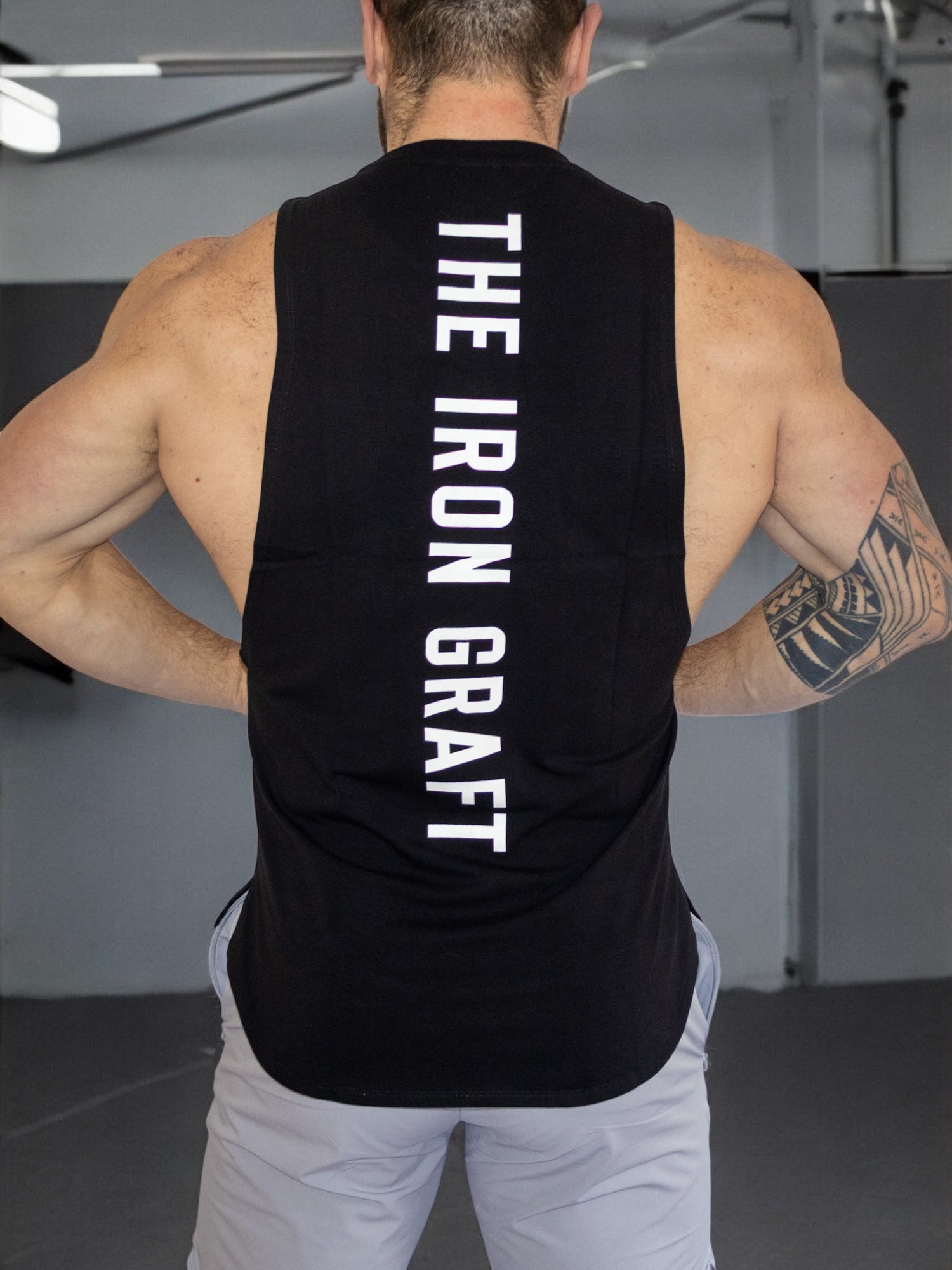 THE IRON GRAFT Open Arm Tank - Black